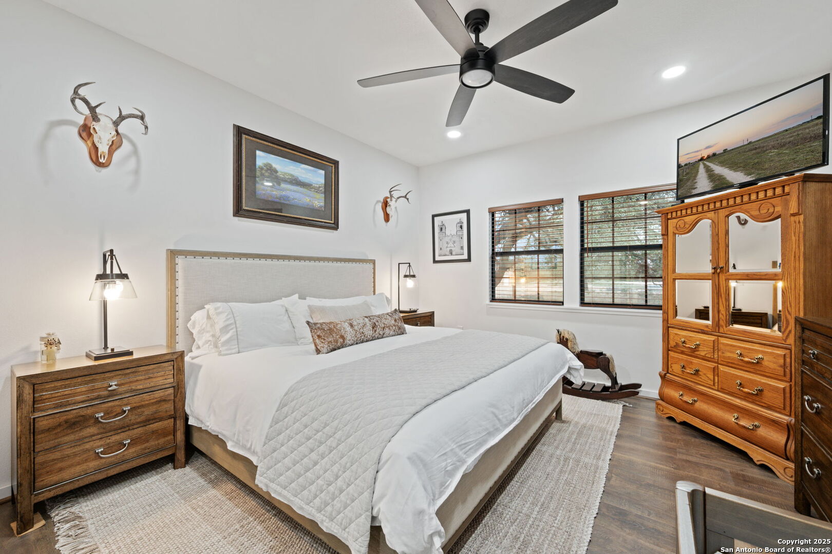 2605 Schuttig Road Pleasanton, TX 78064 - Photo 11 of 35 a bedroom with a large bed and a window