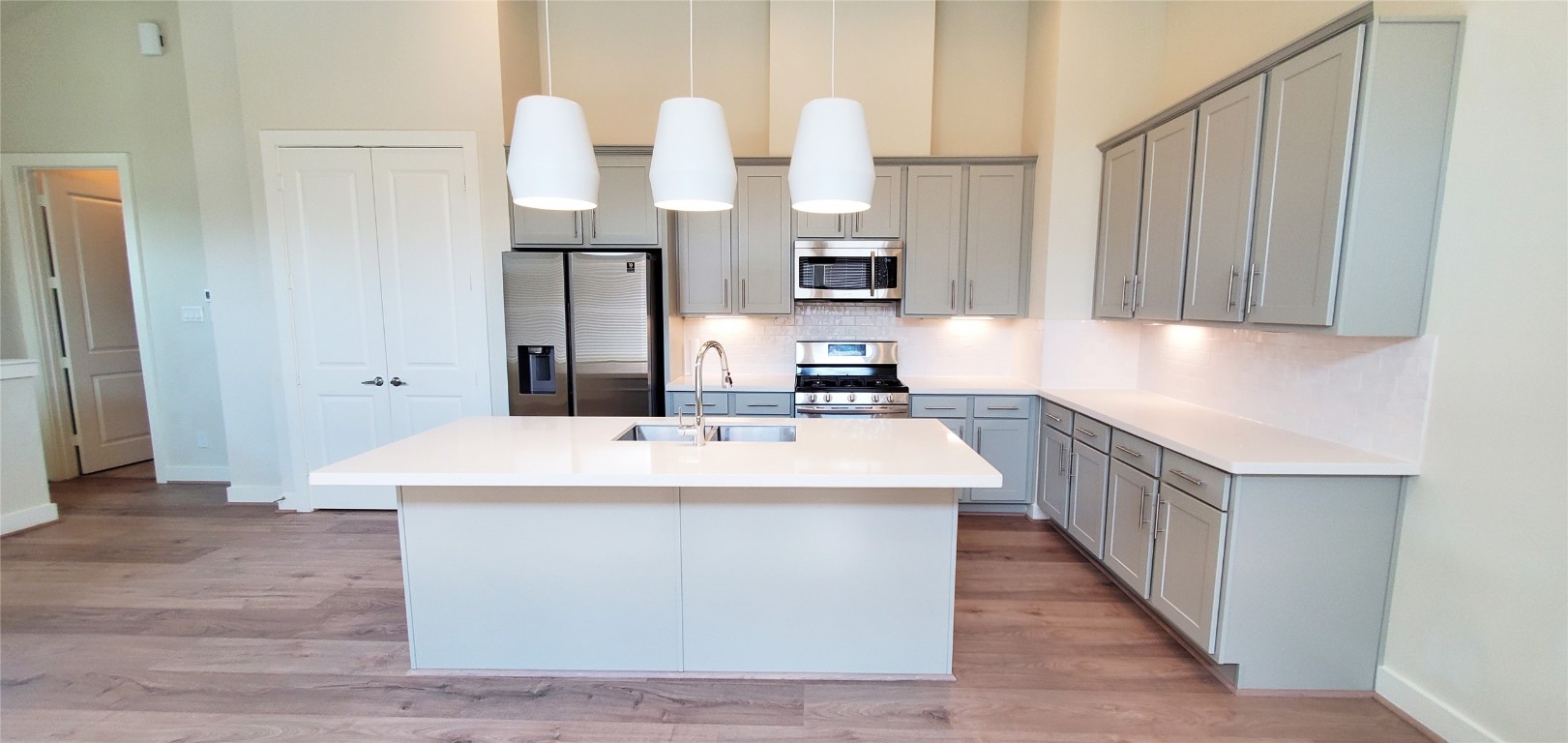 2980 Alice Street Houston, TX 77054 - Photo 4 of 20 a kitchen with kitchen island granite countertop a sink and a stove top oven