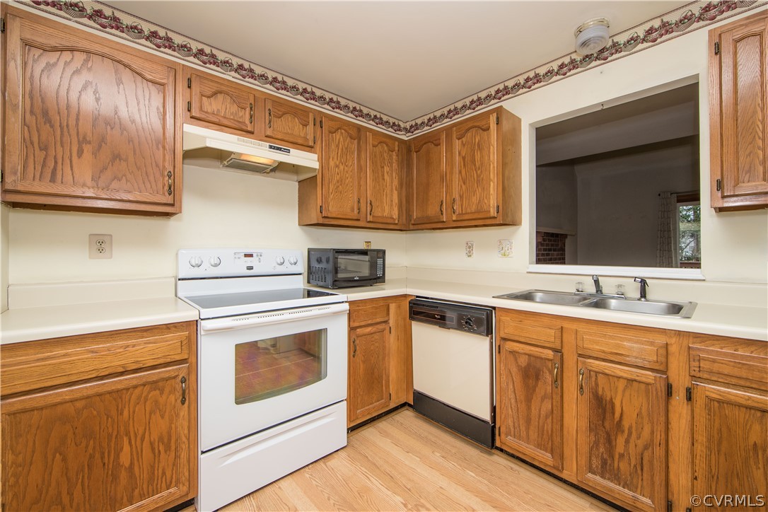 5618 Chatmoss Road Midlothian, VA 23112 - Photo 7 of 25 a kitchen with cabinets stainless steel appliances a sink and wooden floor