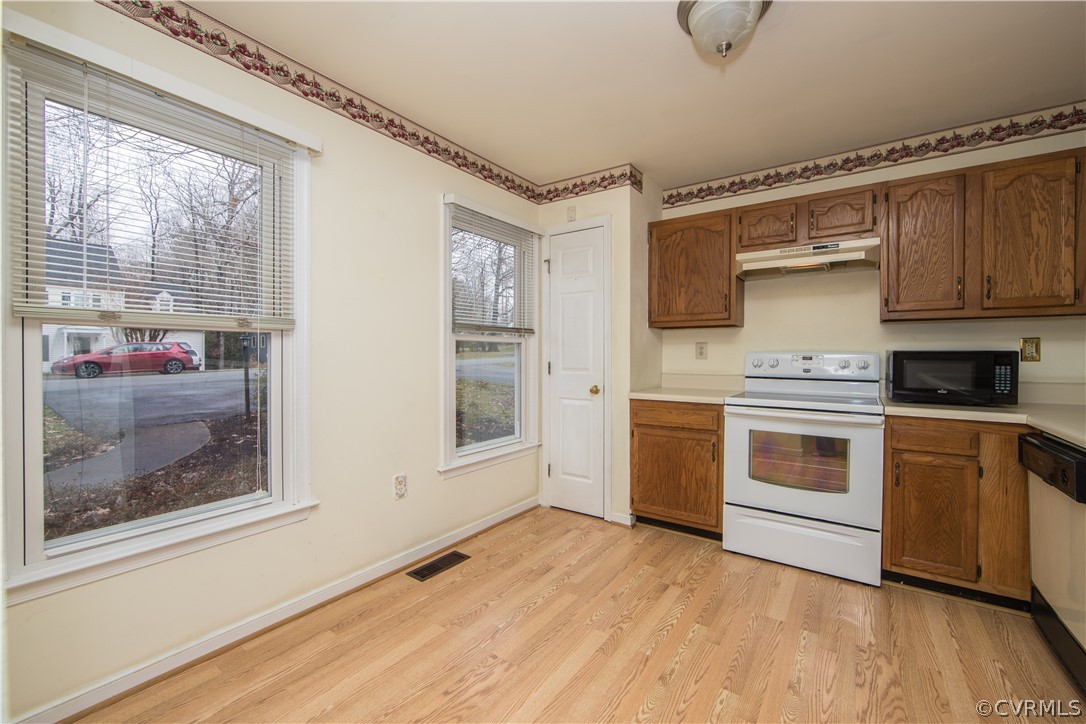 5618 Chatmoss Road Midlothian, VA 23112 - Photo 8 of 25 a kitchen with granite countertop a stove and a wooden floor