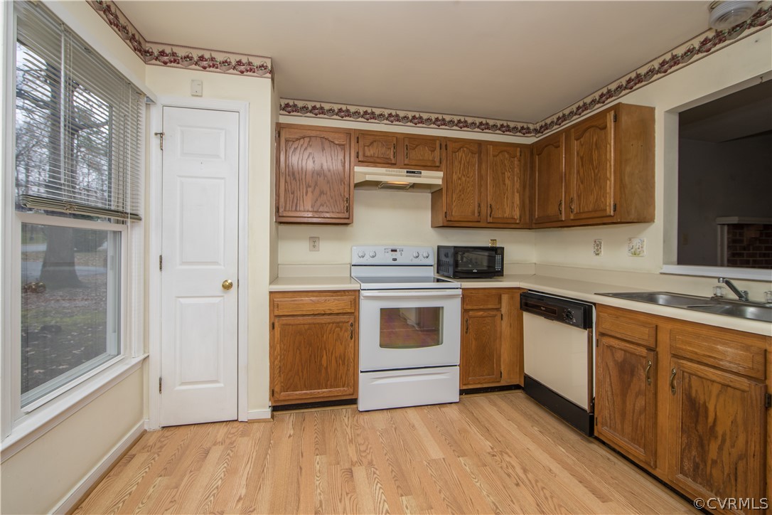 5618 Chatmoss Road Midlothian, VA 23112 - Photo 9 of 25 a kitchen with a white stove top oven and sink