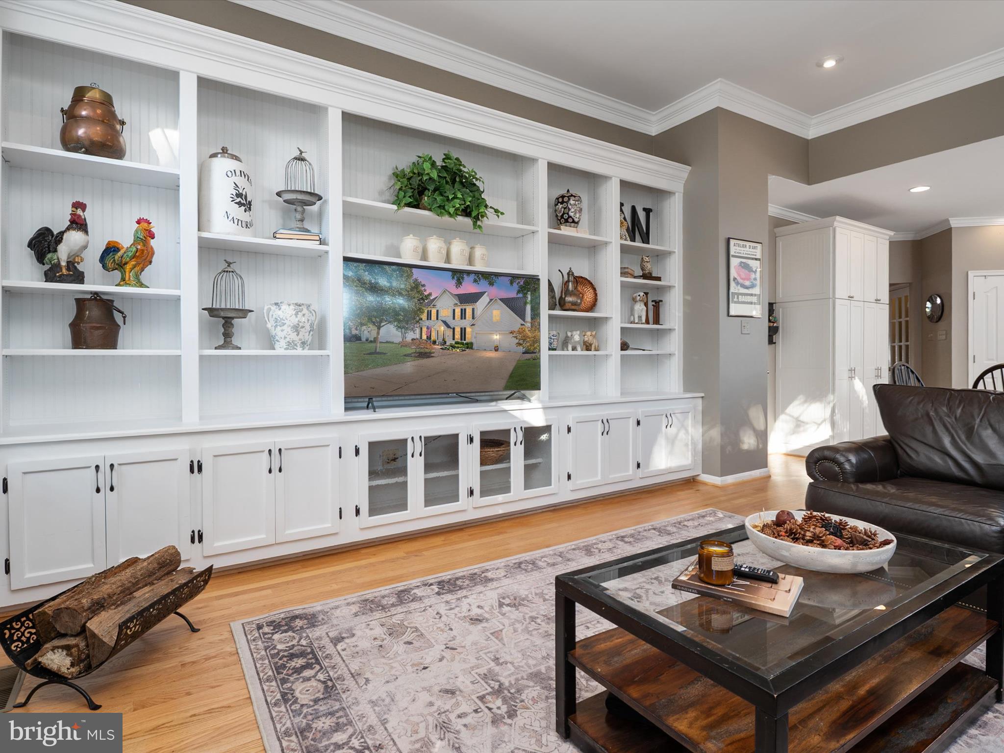 6209 Gatepost Way Elkridge, MD 21075 - Photo 19 of 74 a living room with furniture and painting on the wall