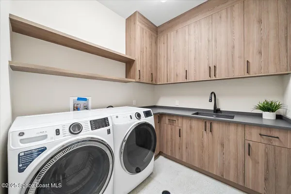 a view of kitchen with washer and dryer