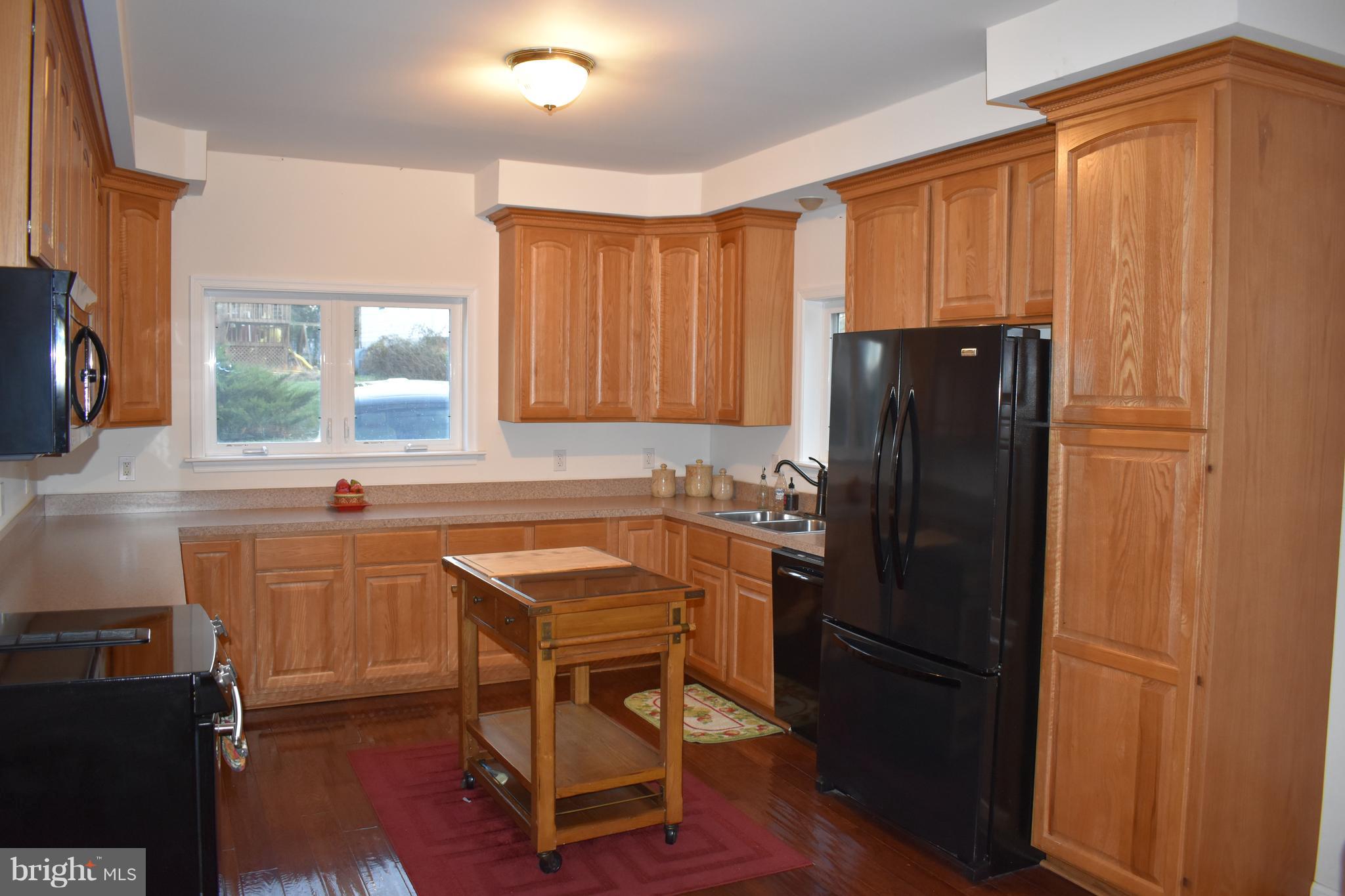 612 Londontown Road Edgewater, MD 21037 - Photo 6 of 26 Right Side of Kitchen with 42" Cabinets