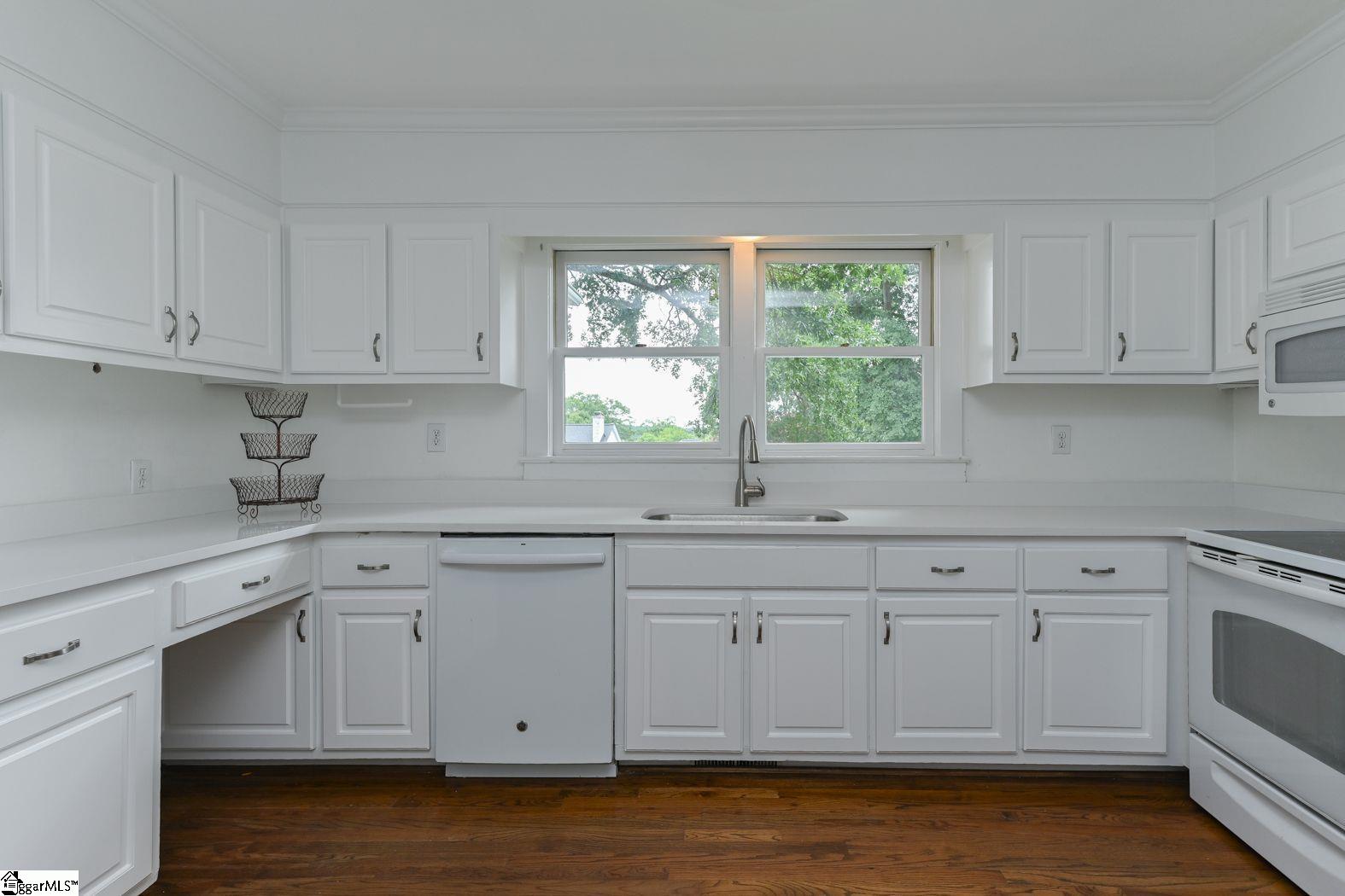 455 Longview Terrace Greenville, SC 29605 - Photo 8 of 27 Gallery Image 8
