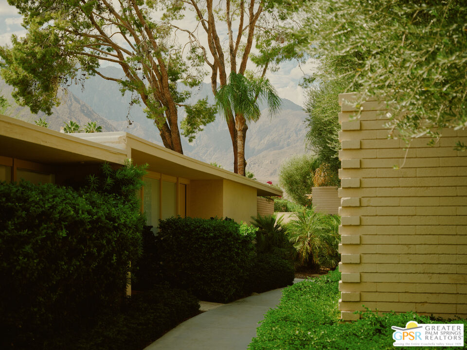 360 Cabrillo Road, Unit 101 Palm Springs, CA 92262 - Photo 33 of 39 a backyard of a house with lots of green space