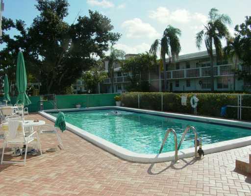 10 Southeast 13th Street, Unit D1 Boca Raton, FL 33432 - Photo 19 of 21 COMMUNITY POOL