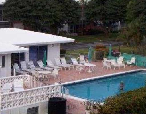 10 Southeast 13th Street, Unit D1 Boca Raton, FL 33432 - Photo 21 of 21 COMMUNITY POOL