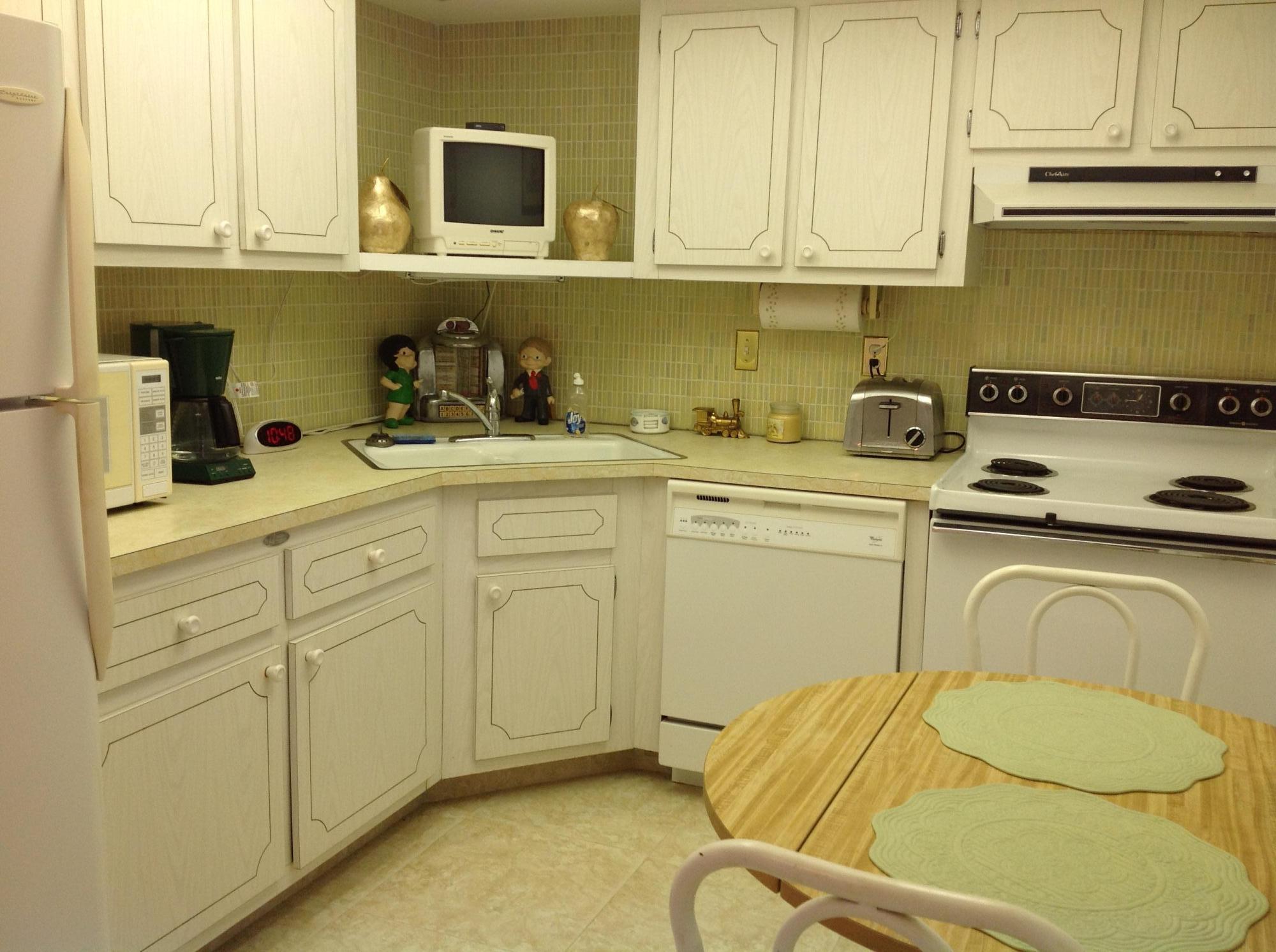 10 Southeast 13th Street, Unit D1 Boca Raton, FL 33432 - Photo 9 of 21 KITCHEN