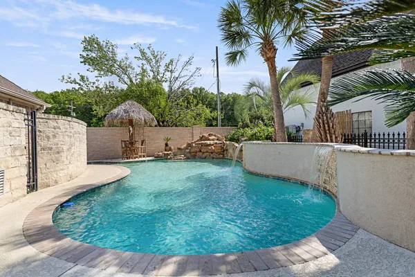 a view of a backyard