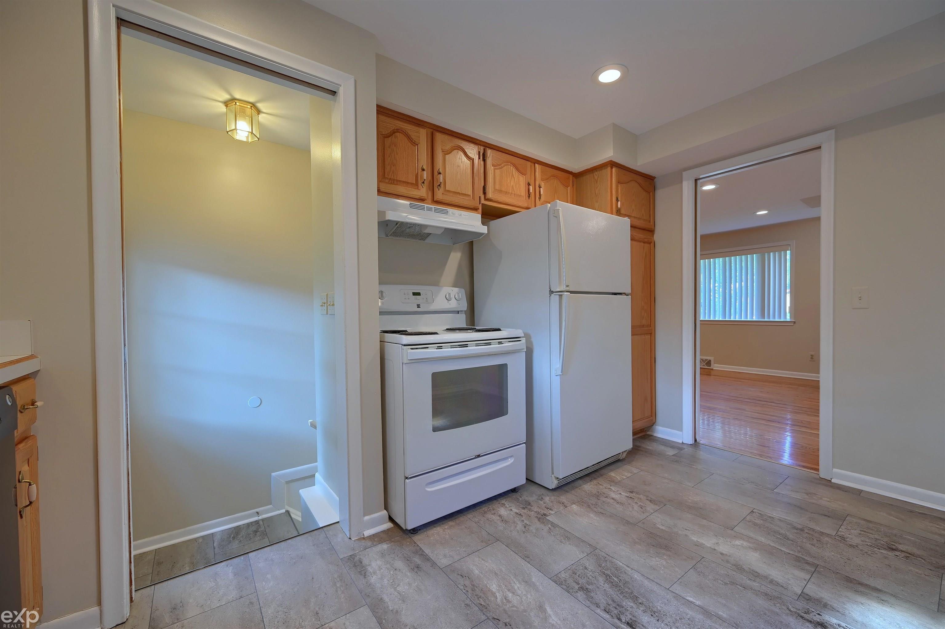 211 South Alice Avenue Rochester, MI 48307 - Photo 11 of 25 50118215-10.JPG