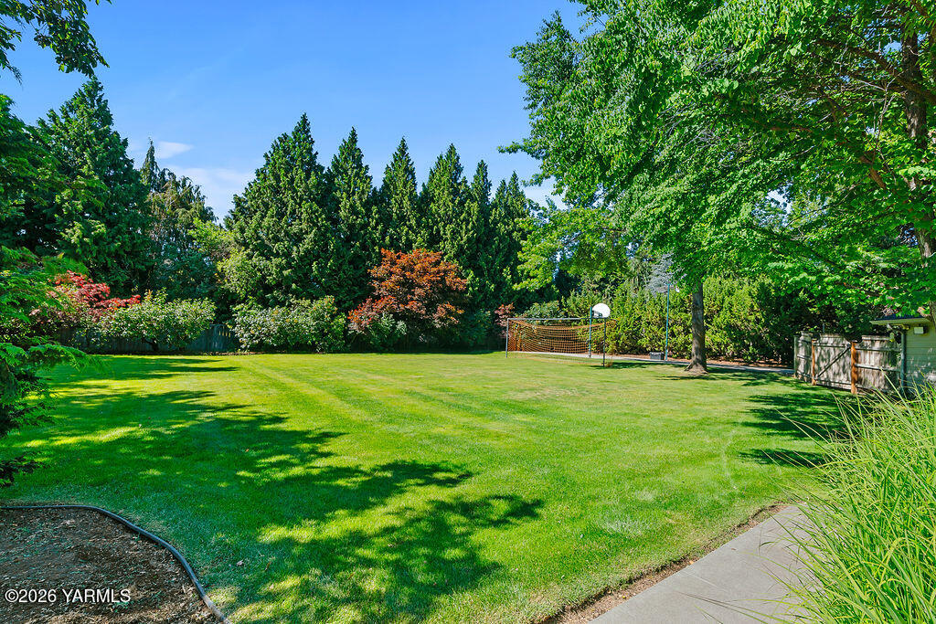6810 Ravens Gate Way Yakima, WA 98908 - Photo 43 of 45 a view of a golf course with a garden