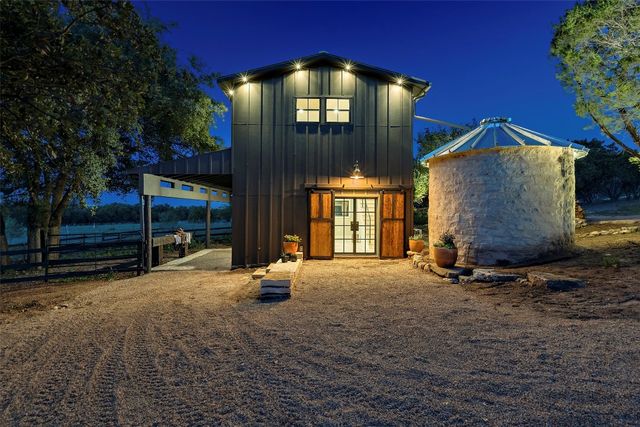 a view of an house with backyard space and porch