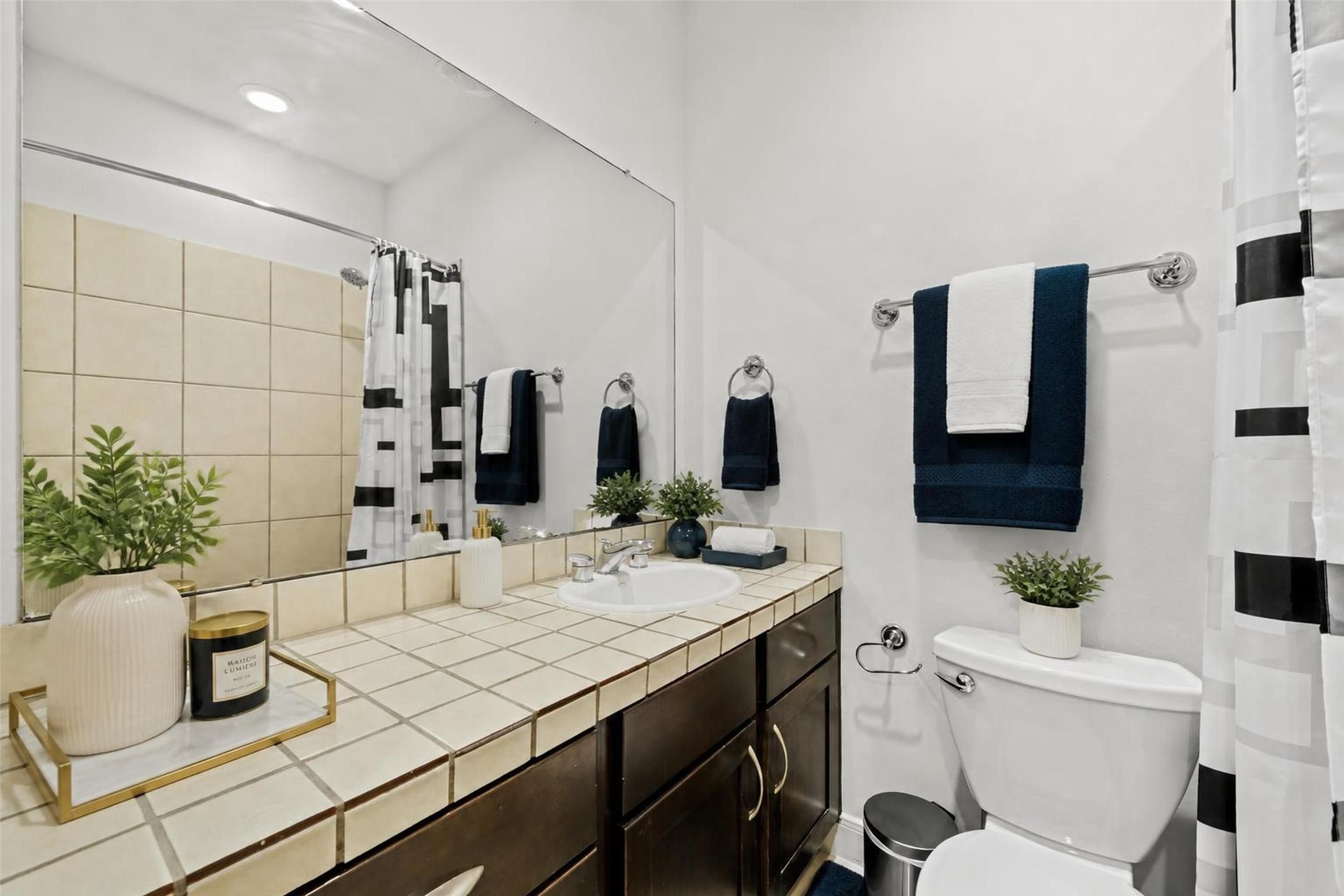 2413 Ralph Street, Unit 9 Houston, TX 77006 - Photo 8 of 19 **Virtually staged secondary bathroom**