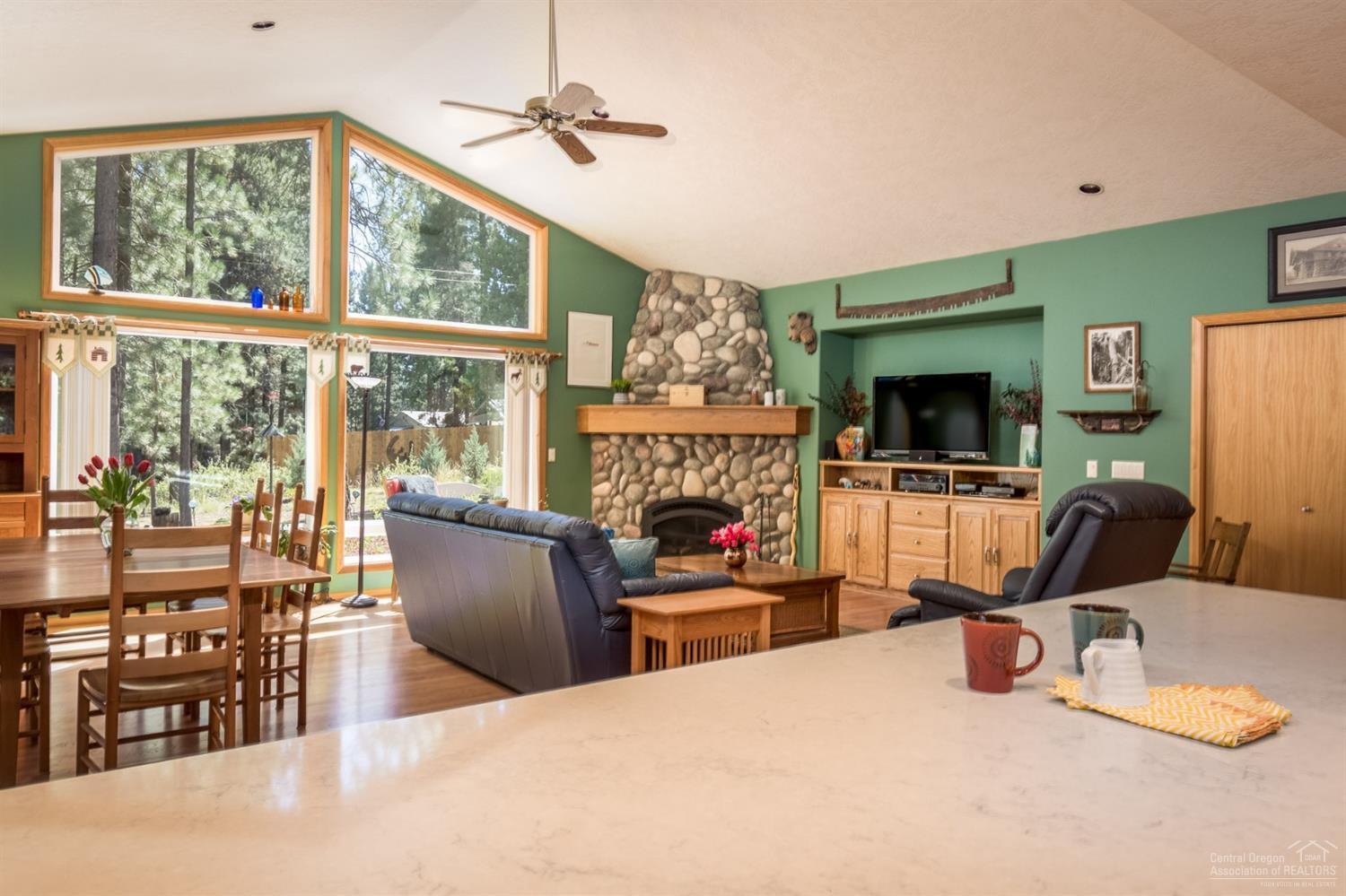 16935 Covina Road Bend, OR 97707 - Photo 7 of 24 Enjoy a great view from anywhere.