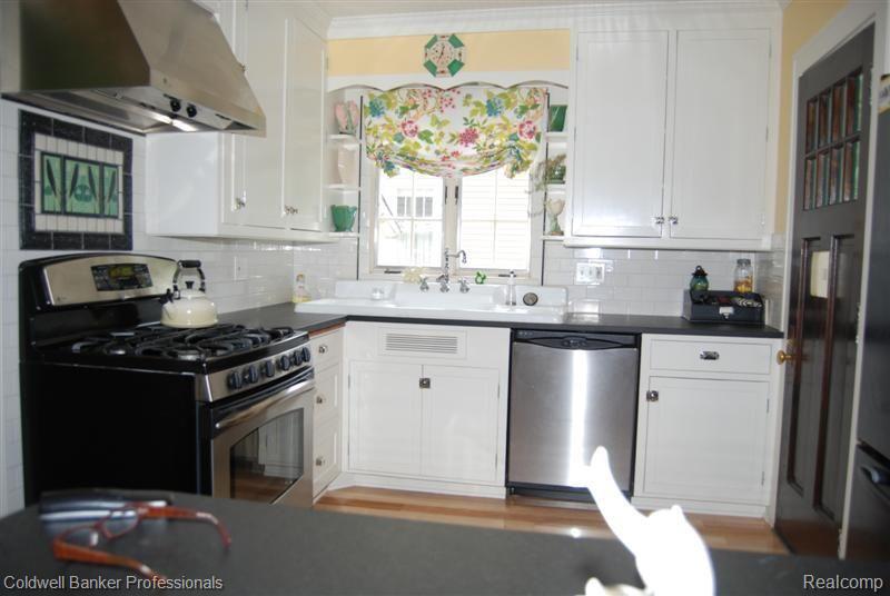 121 KITCHEN-1