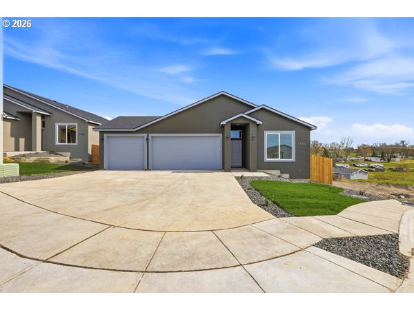 1758 Northeast 9th Street Hermiston, OR 97838 - Photo 2 of 23 a front view of a house with a yard and garage