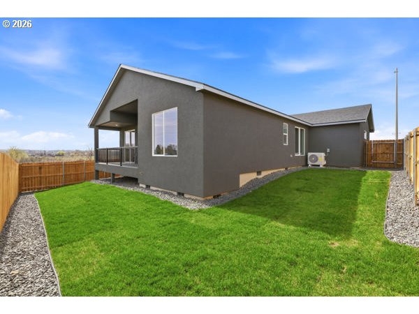 1758 Northeast 9th Street Hermiston, OR 97838 - Photo 21 of 23 a backyard of a house with lots of green space