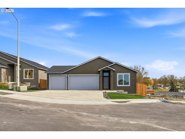 1758 Northeast 9th Street Hermiston, OR 97838 - Photo 3 of 23 a front view of a house with a yard