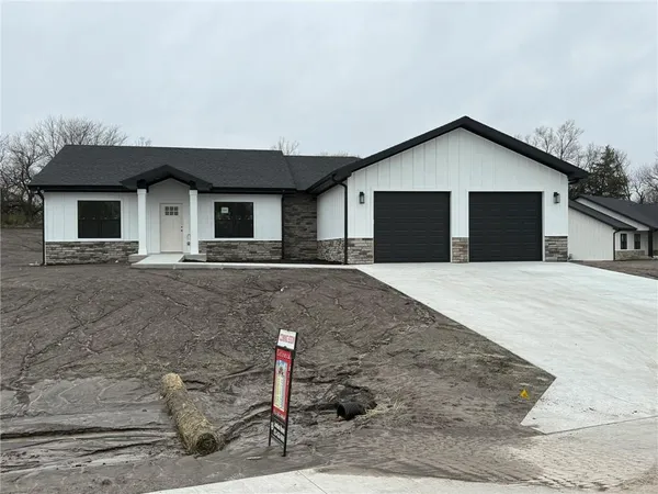 $385,000 | 1005 George Street, Effingham, KS 66023