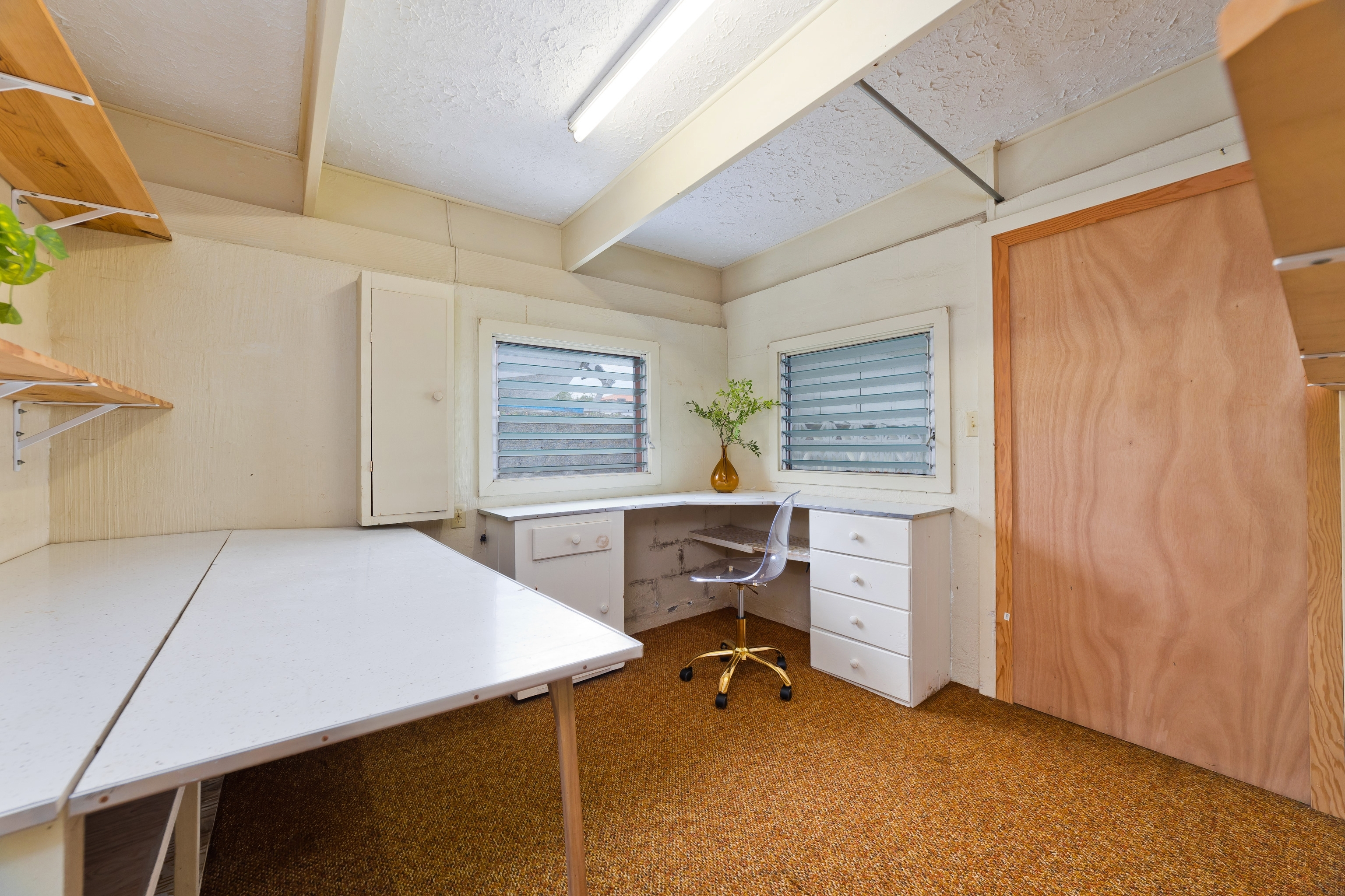 25 Wawai Loop Hilo, HI 96720 - Photo 18 of 22 a view of a workspace with furniture and a window