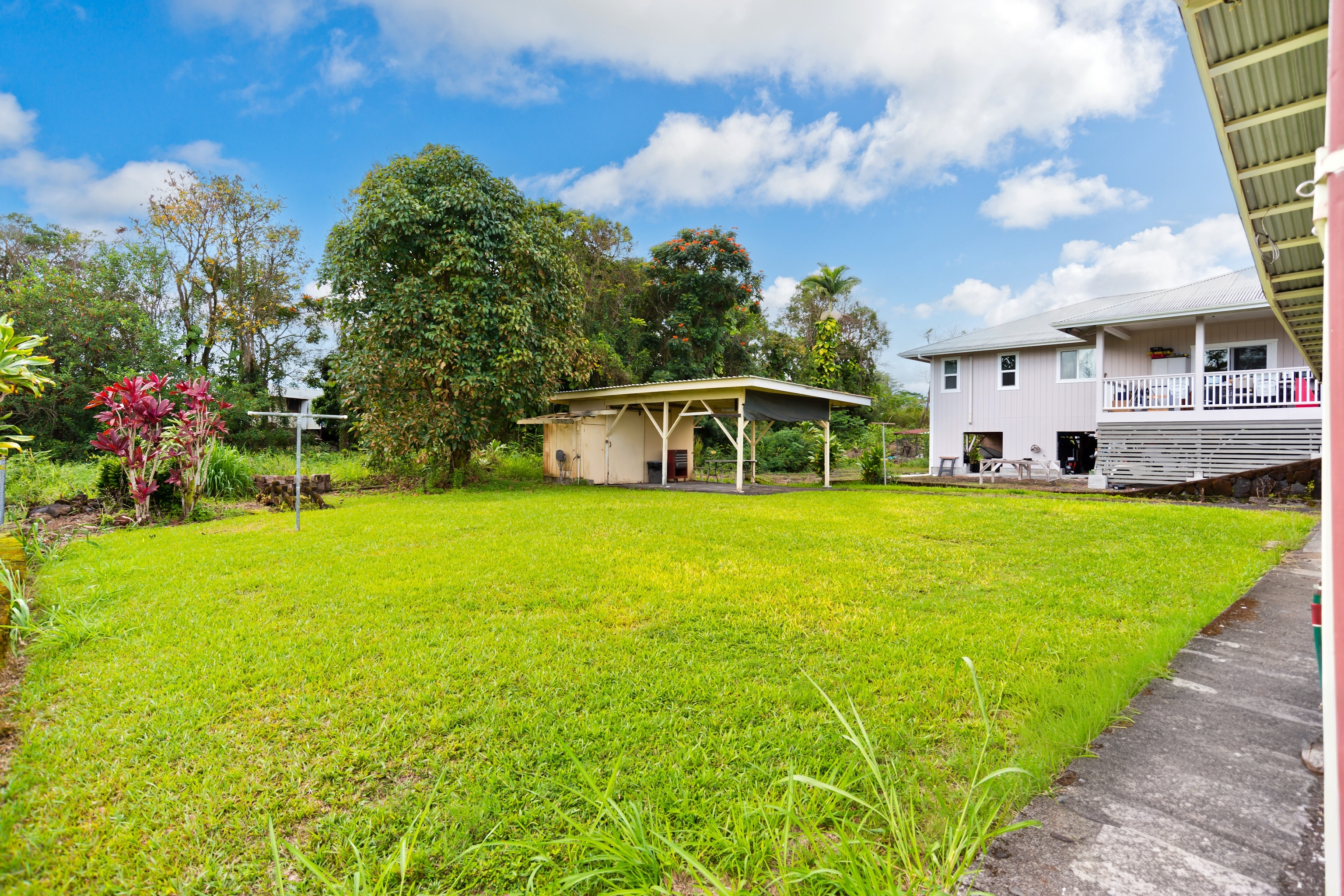 25 Wawai Loop Hilo, HI 96720 - Photo 20 of 22 a house view with a garden space