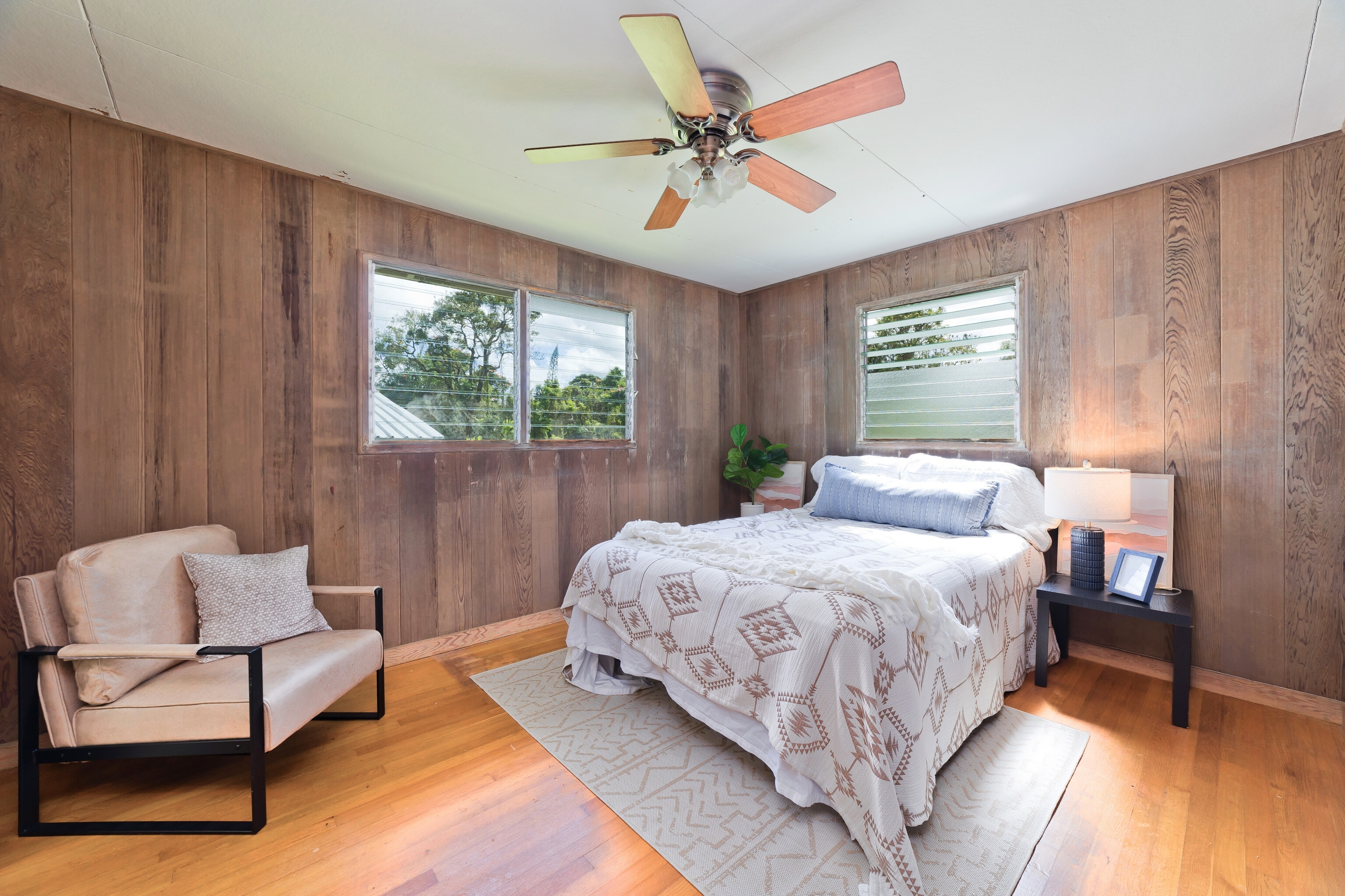 25 Wawai Loop Hilo, HI 96720 - Photo 8 of 22 a bedroom with a bed and a window