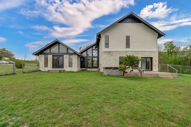 a view of a house with backyard and garden