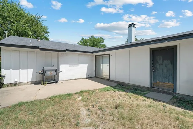 a house view with a backyard space