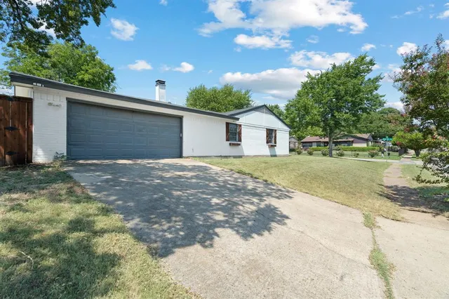 a view of a house with a yard and garage