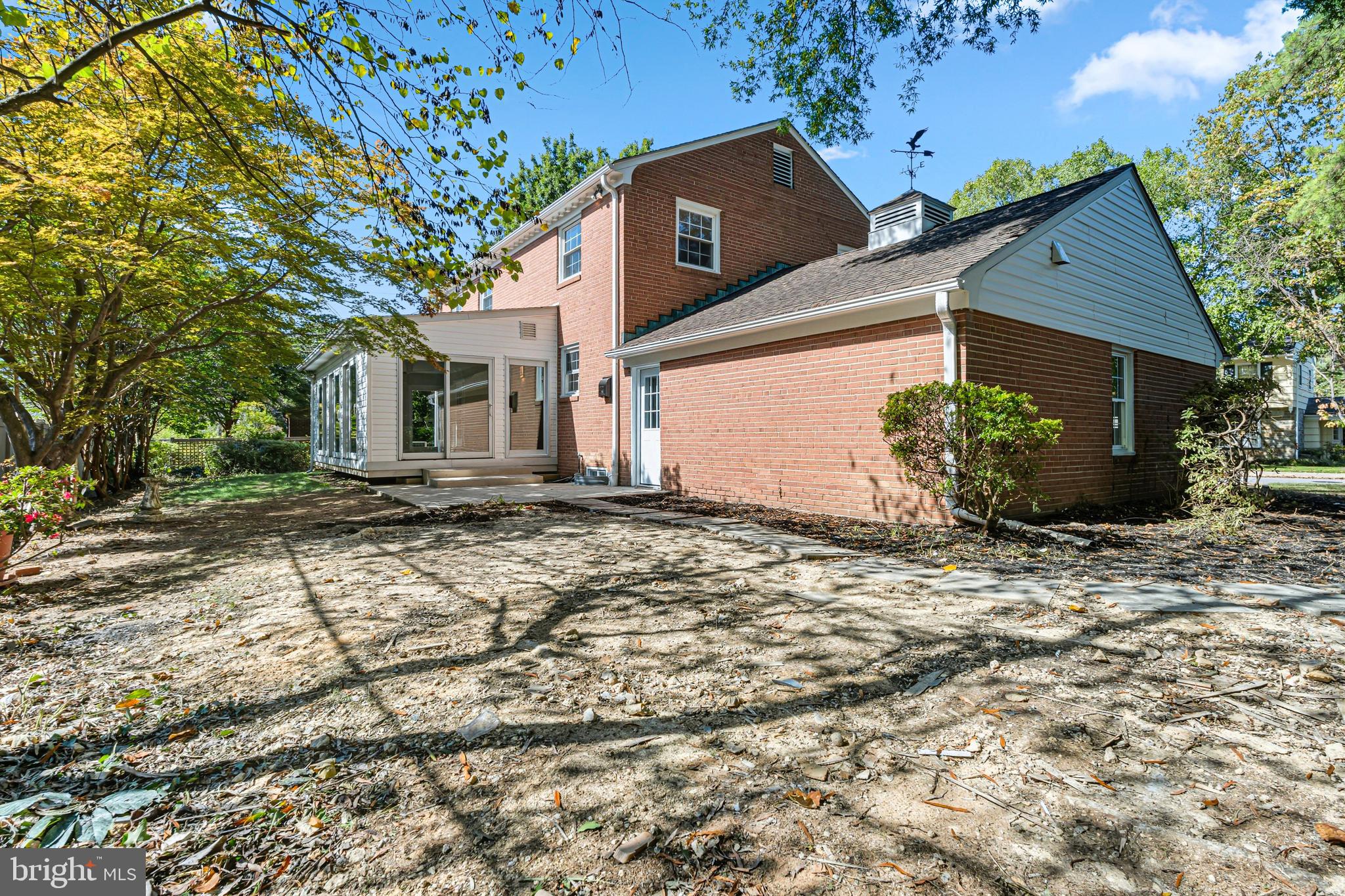 803 Stoneleigh Road Baltimore, MD 21212 - Photo 50 of 56 a front view of a house with garden
