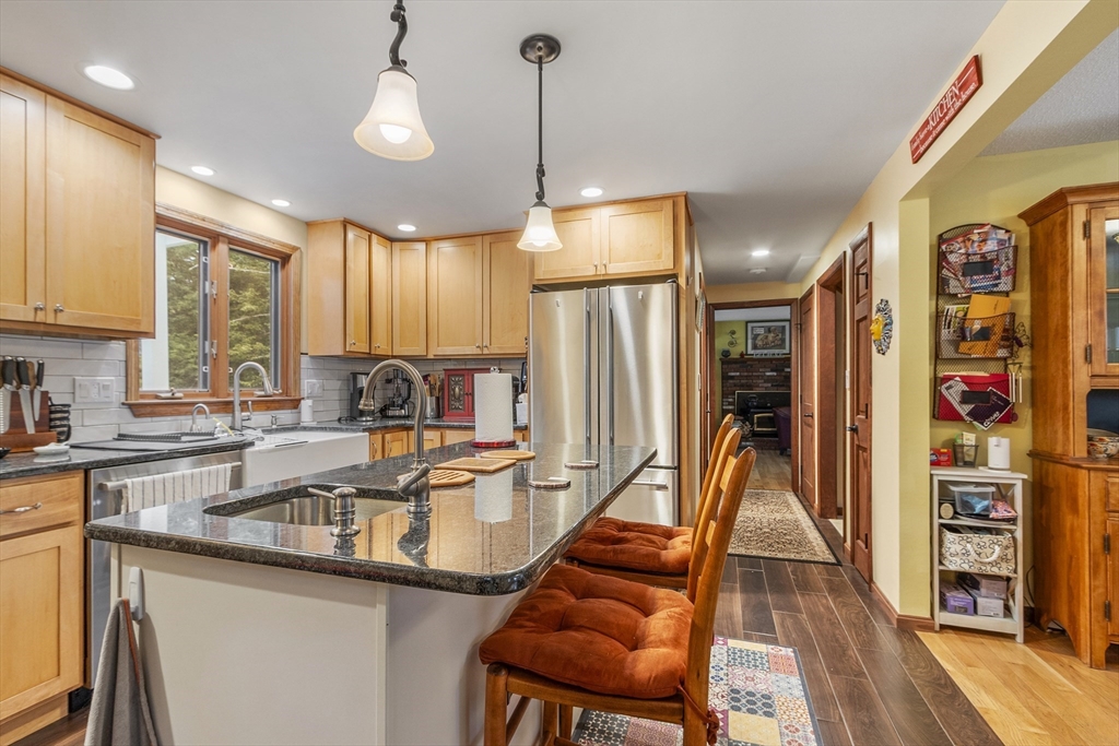 378 Pelham Road Dracut, MA 01826 - Photo 4 of 38