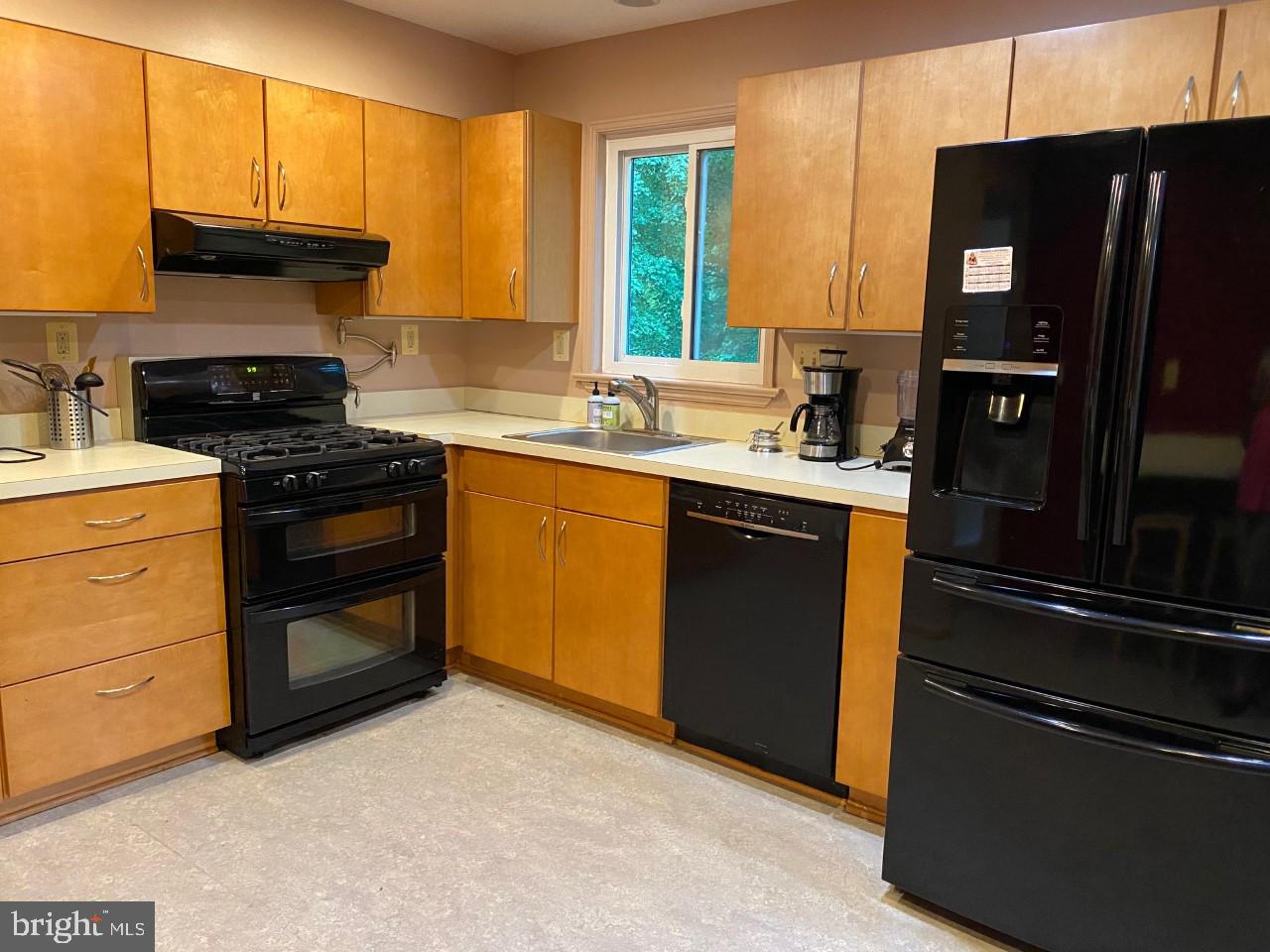 5613 Berwyn Road Berwyn Heights, MD 20740 - Photo 5 of 20 Spacioous kit updtd appliances
