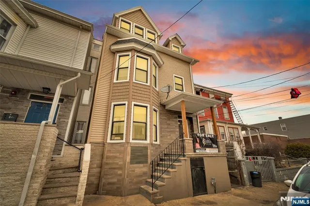 a view of a yard with brick house