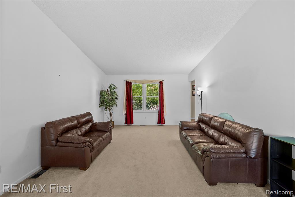 36010 Congress Road Farmington, MI 48335 - Photo 6 of 34