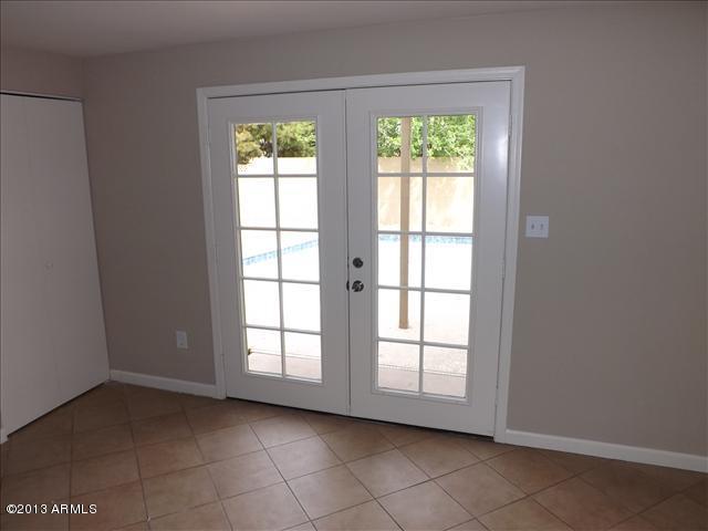 6520 West Berkeley Road Phoenix, AZ 85035 - Photo 6 of 22 an empty room with windows