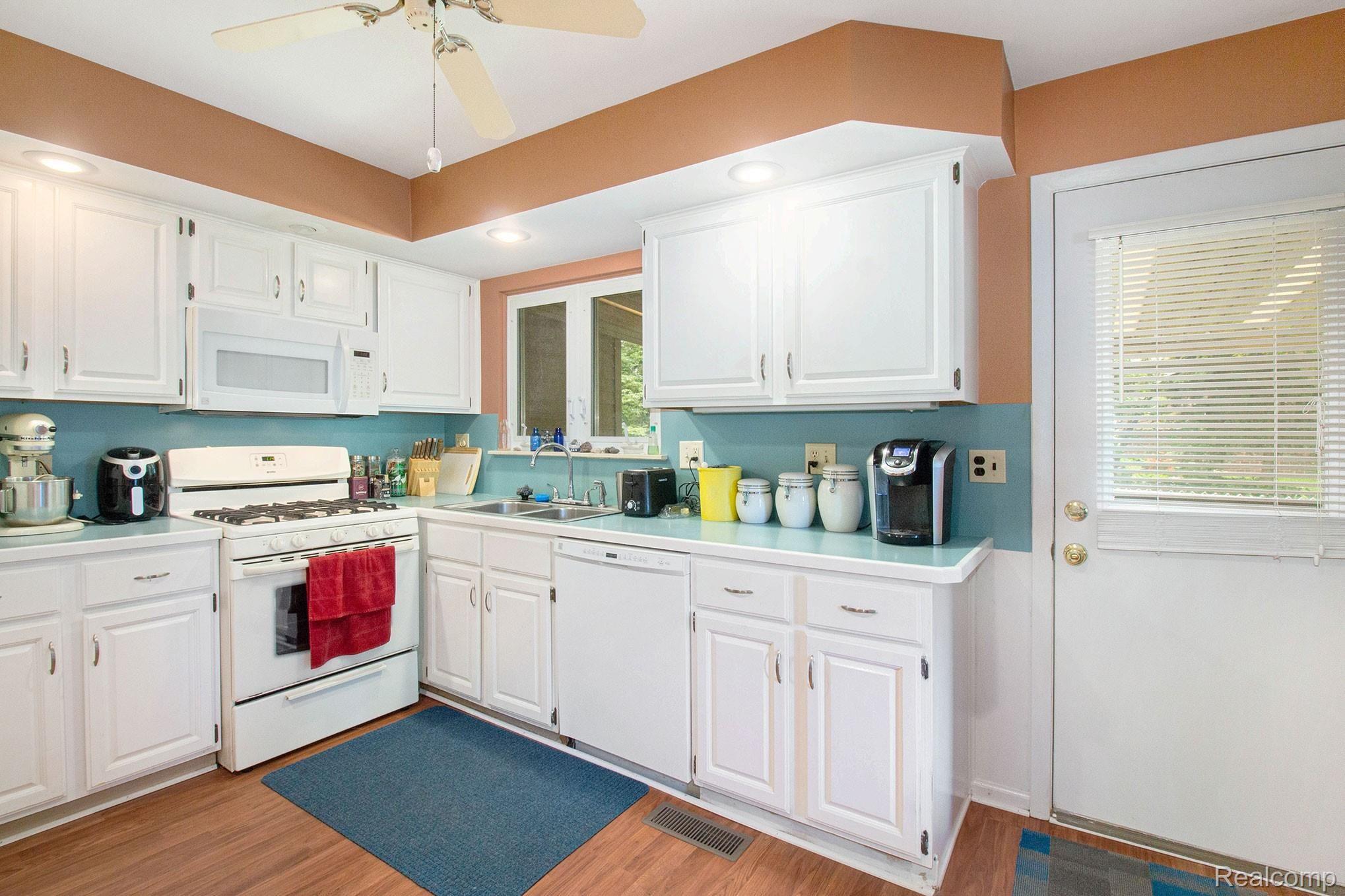 22632 Winfield Road Novi, MI 48375 - Photo 11 of 29 Kitchen 2