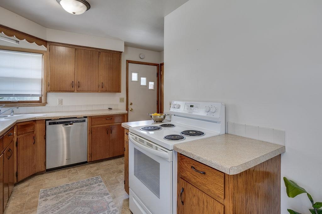 2407 Waunona Way Madison, WI 53713 - Photo 13 of 54