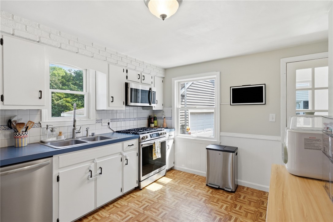 25 King Road Middletown, RI 02842 - Photo 18 of 44