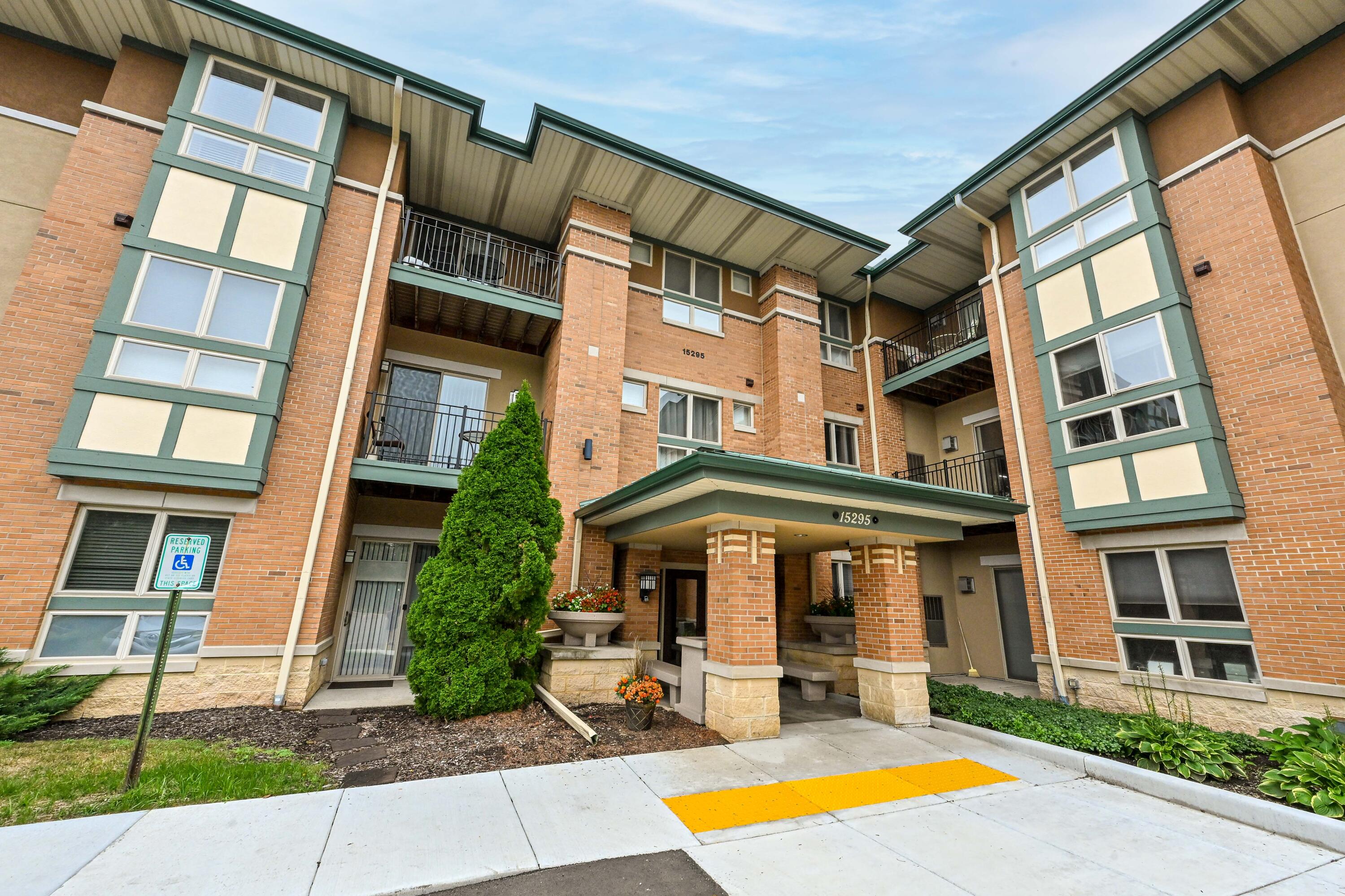 15295 West Library Lane, Unit 203 New Berlin, WI 53151 - Photo 29 of 32 Entrance