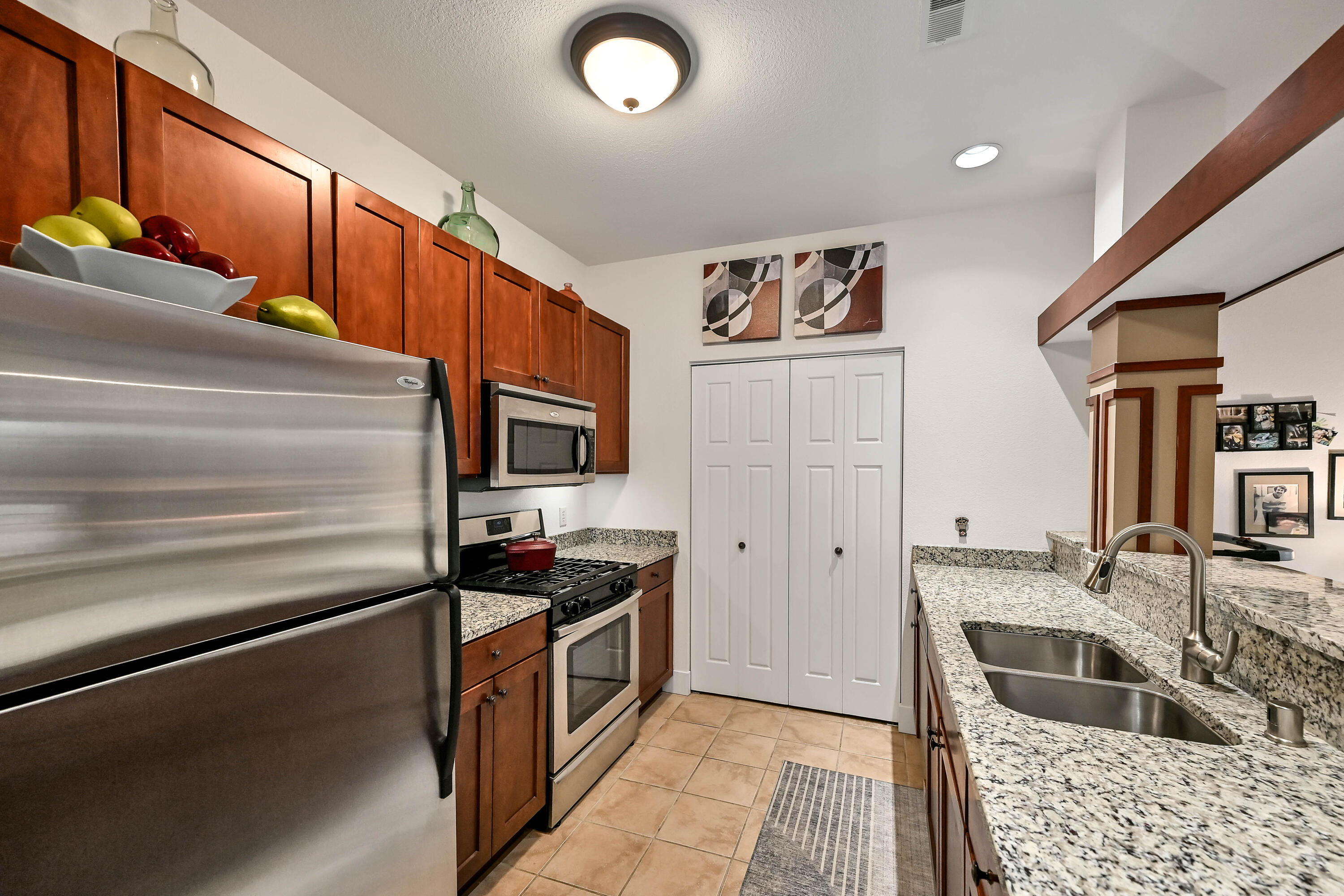 15295 West Library Lane, Unit 203 New Berlin, WI 53151 - Photo 5 of 32 Kitchen