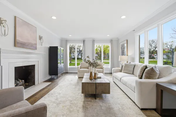 $2,000,000 | 11 Princeton Road, Hinsdale, IL 60521