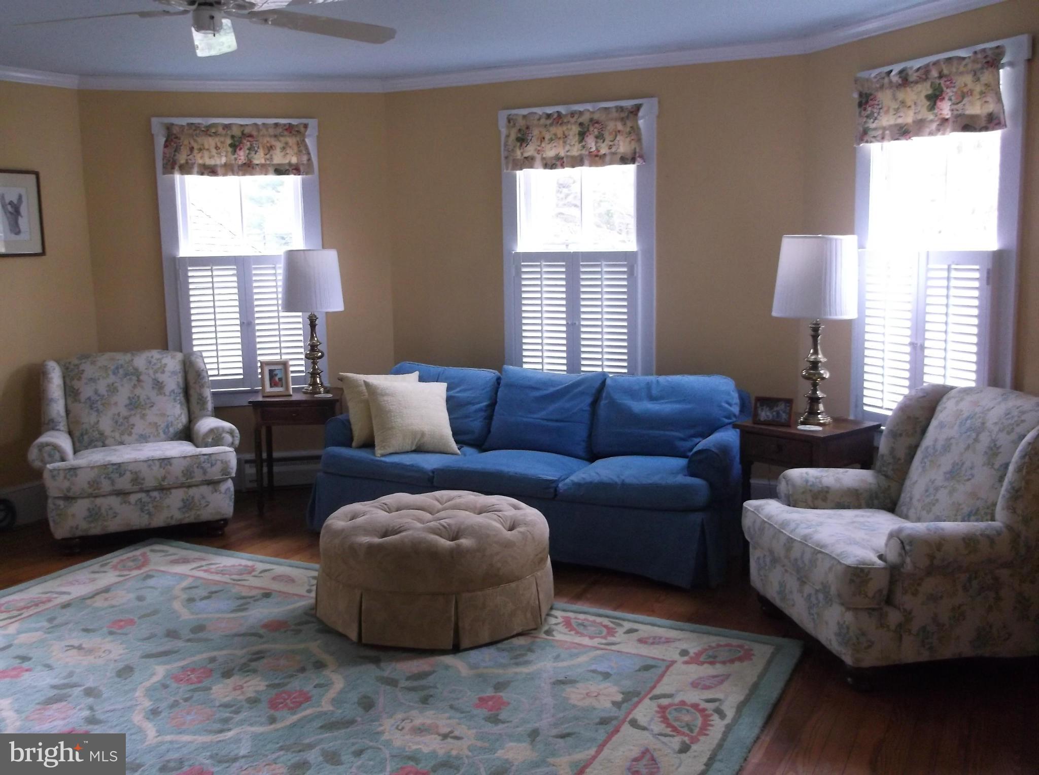 111 Chapel Road Middletown, VA 22645 - Photo 6 of 30 Living Room