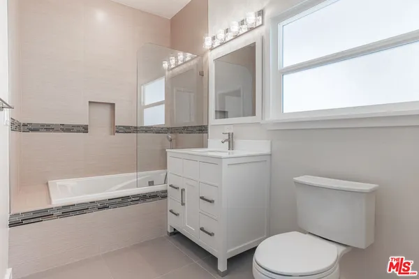 $6,000 | 31 Breeze Avenue, Unit C, Venice, CA 90291