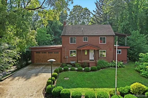 $629,000 | 1350 Pettibone Lake Road, Highland, MI 48356