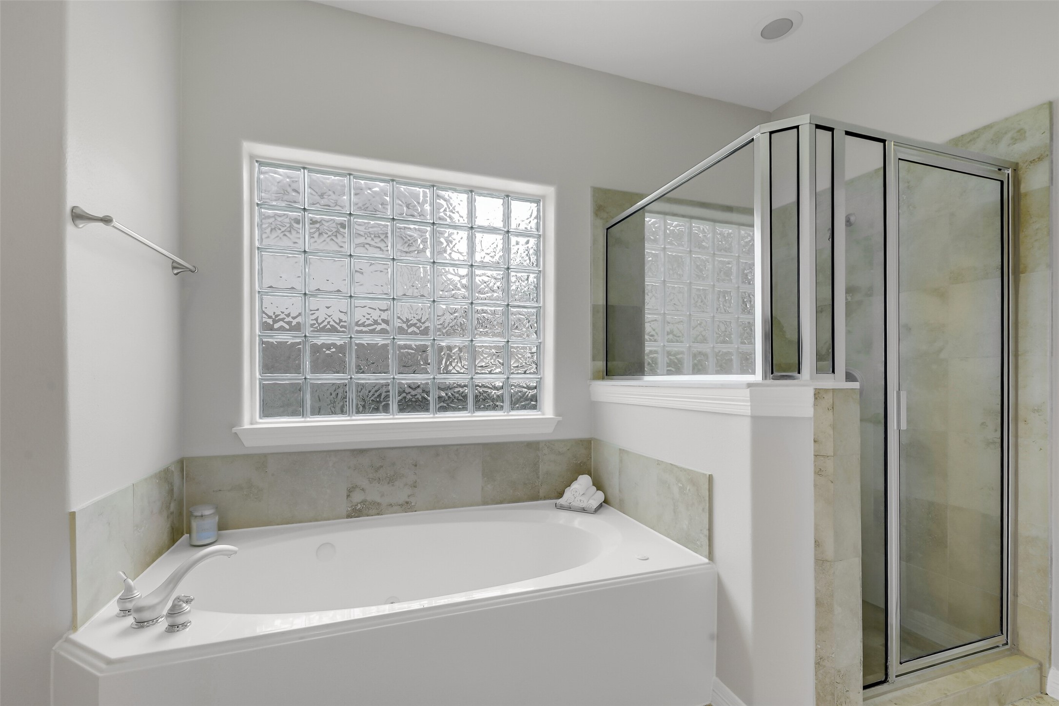 14906 Windsor Manor Houston, TX 77069 - Photo 19 of 34 Primary with jetted tub ~