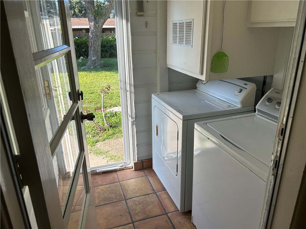 626 Bermuda Place Corpus Christi, TX 78411 - Photo 19 of 22 a view of washer and dryer