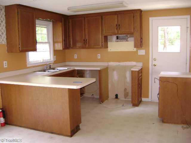 2213 Whites Mill Road High Point, NC 27265 - Photo 5 of 14 Kitchen.