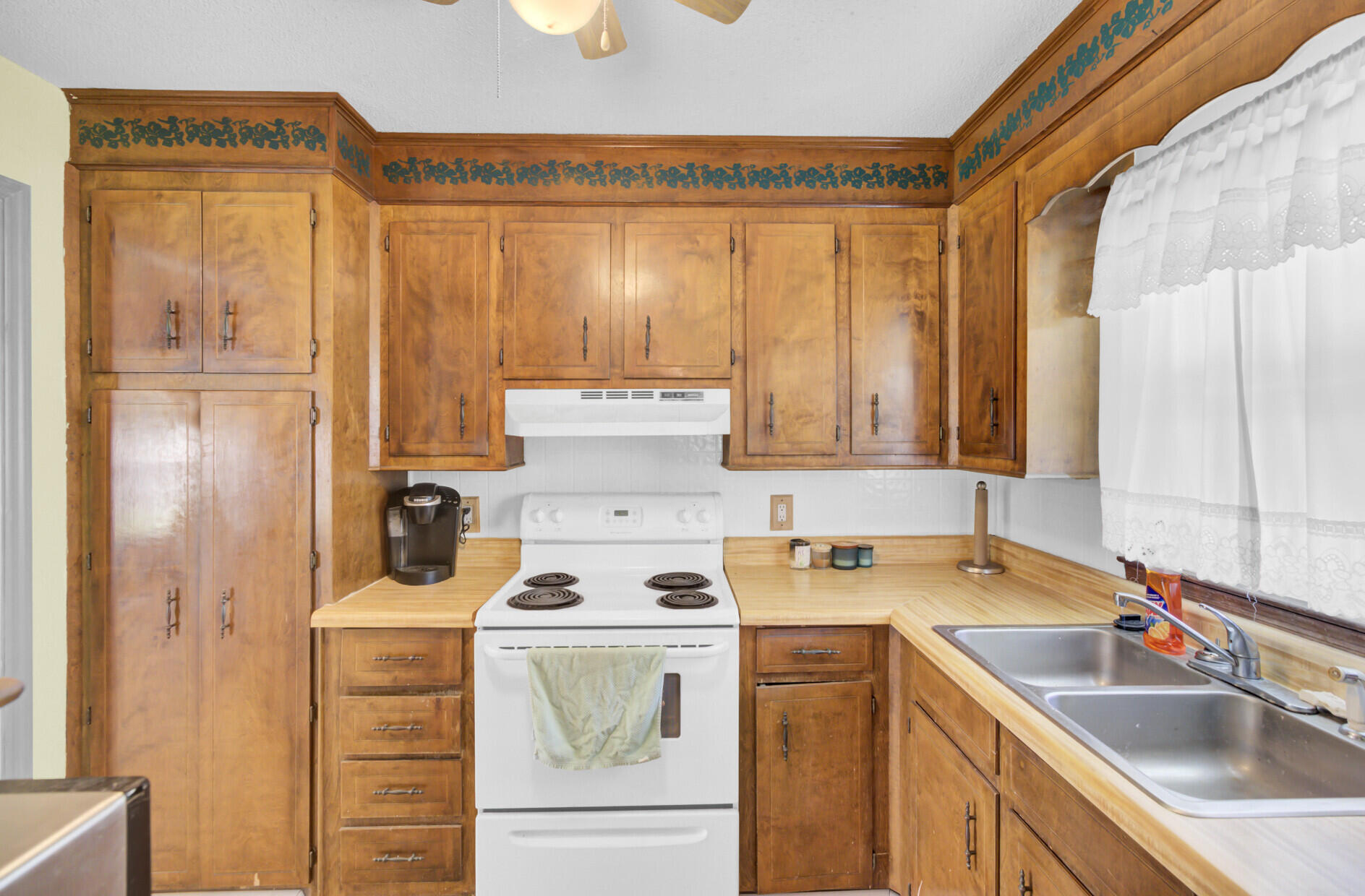 304 Kershaw Road Summerville, SC 29486 - Photo 7 of 39 12_12_mls