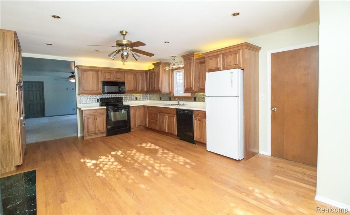 5501 Corunna Road Flint, MI 48532 - Photo 40 of 78 Kitchen12.jpg
